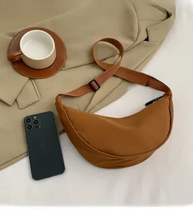 Borsa a tracolla a mezzaluna in nylon marrone con smartphone e tazza di caffè