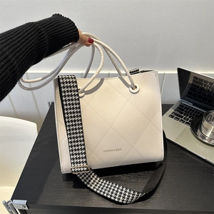 Sac fourre-tout matelassé blanc avec bandoulière pied-de-poule pour le quotidien