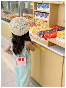 Sac bandoulière rose avec nœud rouge et béret tissé pour l'ensemble mode petite fille