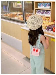 Sac bandoulière rose pour fille avec nœud rouge et chapeau de paille pour l'été