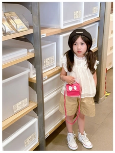 Tenue d'été pour fille avec haut en dentelle, short et mini sac à bandoulière à nœud