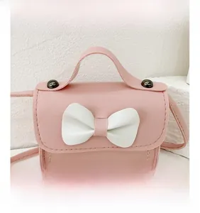 Détail du sac à main rose pour filles avec nœud blanc en cuir PU texturé et rivets