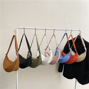 Borsa a Tracolla da Donna Leggera in Nylon a Mezzaluna Borsa a Spalla Minimalista Con Tracolla Larga Regolabile Marsupio Casual