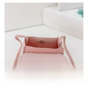 Détails du sac bandoulière rose pour fille avec fermeture magnétique et structure interne
