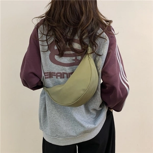Borsa a tracolla da donna a mezzaluna verde oliva in nylon dallo stile street casual