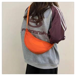 Borsa a tracolla a mezzaluna arancione vivace in nylon con tracolla regolabile da donna