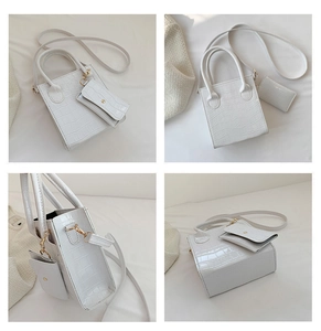Detailansichten eines weißen Handtaschen-Sets mit Krokodil-Prägung und kleiner Münztasche