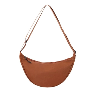 Borsa a tracolla a mezzaluna minimalista in nylon caramello con spalla regolabile