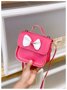 Petit sac à bandoulière rose fuchsia pour fille avec nœud blanc et poignée chic