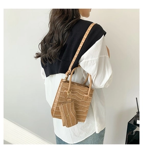Details zur khakifarbenen Handtasche mit Krokodilmuster, Schultergurt und kleiner Tasche