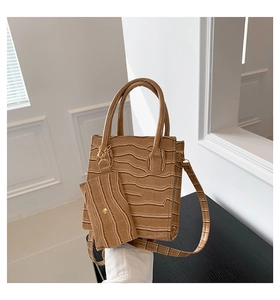 Detailansicht der braunen Kroko-Lederhandtasche mit passender kleiner Münzbörse