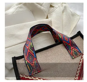 Gros plan d'un sac ethnique avec sangles géométriques colorées et bordure à franges