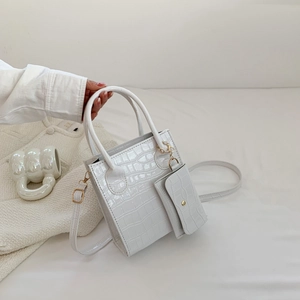 Minimalistische weiße Handtasche mit Krokodilprägung, Münzfach und goldenen Beschlägen