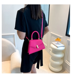 Détail du sac à main magenta avec boucle dorée et bandoulière amovible pour femme