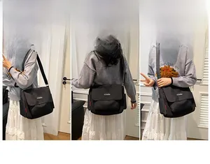 Tre viste di una borsa a tracolla in tela nera che mostrano diversi modi di indossarla
