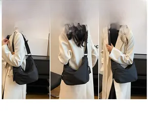 Détails d'un sac cabas croissant en nylon noir avec bandoulières amovibles