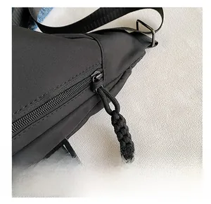Détails de la fermeture éclair avec cordon et étiquette de mode sur sac fourre-tout noir