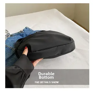 Détail du fond résistant à l'usure et des coutures du sac fourre-tout en nylon noir