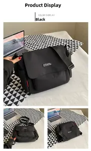 Dettaglio della borsa a tracolla in nylon nero con logo STIL e tracolla regolabile