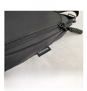 Détail d'un cabas en nylon noir avec fermeture éclair robuste et étiquette logo Fashion