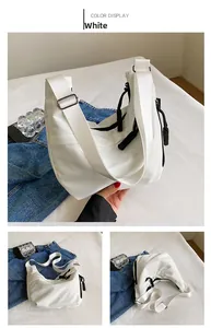 Détails du sac bandoulière en nylon blanc imperméable avec fermetures éclair noires