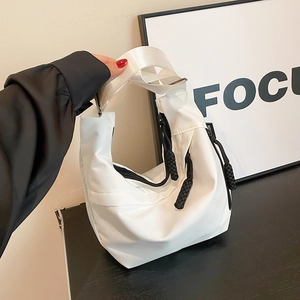 Détail du sac hobo en nylon blanc avec tirette de fermeture éclair en corde tressée noire