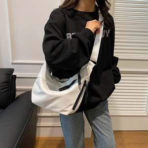 Détail du sac à bandoulière en nylon blanc en forme de croissant avec sangle réglable