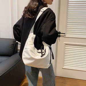 Sac hobo blanc en nylon avec large bandoulière et détail de lanière tressée