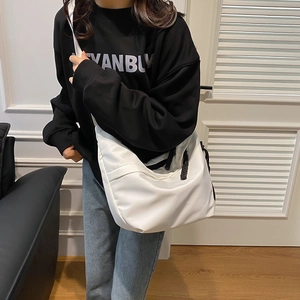 Détails du sac fourre-tout blanc en nylon avec cordons noirs et large bandoulière
