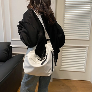 Sac bandoulière demi-lune blanc minimaliste avec fermetures éclair noires