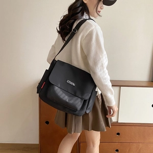 Borsa a tracolla minimalista nera in tela da donna con ampia tracolla e tasca laterale
