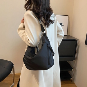 Détail du sac bandoulière en nylon noir avec fermeture éclair et sangle FASHION