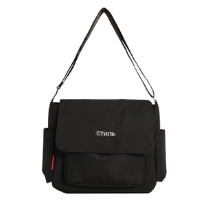 Borsa a tracolla minimalista in tela nera con tracolla regolabile e patch con logo