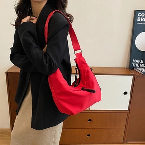 Sac hobo croissant rouge tendance en nylon avec large bandoulière et cordon décoratif