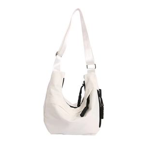 Sac fourre-tout demi-lune blanc minimaliste en nylon imperméable et résistant