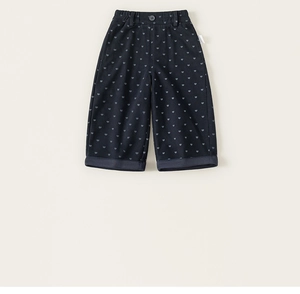 Détail du pantalon enfant bleu marine à motif cœurs avec taille élastique et revers