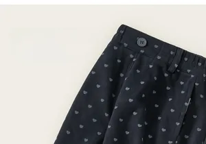 Vue détaillée du pantalon décontracté pour filles avec motifs cœurs gris et texture douce