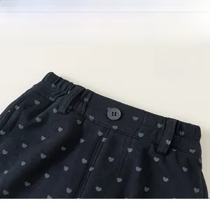 Détails de pantalon bleu pour fille avec motifs cœurs et taille élastique confortable