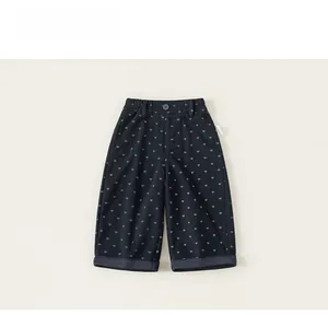 Vue détaillée du pantalon enfant en tricot à motif cœurs avec taille élastique et bouton