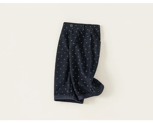 Vue détaillée du pantalon enfant bleu marine avec motif de cœurs et taille boutonnée