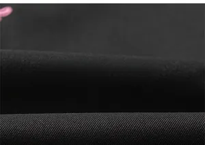 Détail macro du tissu en sergé noir de haute qualité pour pantalon cargo enfant