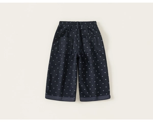 Détail du pantalon large bleu marine pour fille avec motif cœurs et poches arrière