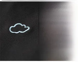 Détail du pantalon noir fille avec broderie nuage et nœud colorés et poches latérales