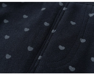 Détail du pantalon en maille pour filles avec motifs cœurs gris et coutures renforcées