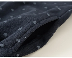 Détail des poches latérales et motifs cœurs gris sur pantalon tricoté pour filles