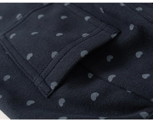 Détail de l'imprimé à motif de cœur et couture sur la poche du pantalon en maille