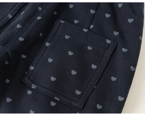 Détail du pantalon bleu marine pour fille avec motifs de cœurs et poche plaquée carrée cousue