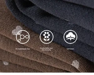 Détail du tissu tricoté doux et agréable pour la peau en bleu marine et marron à pois