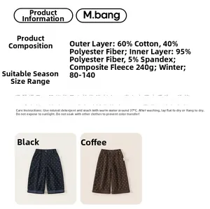 Détail montrant la composition et les motifs de cœur sur le pantalon droit pour enfant