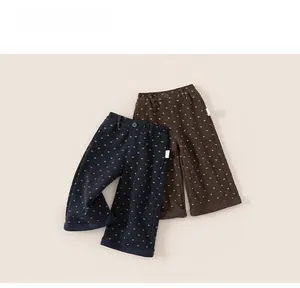 Détail de pantalon large épais pour enfants avec imprimé cœur en bleu marine et marron